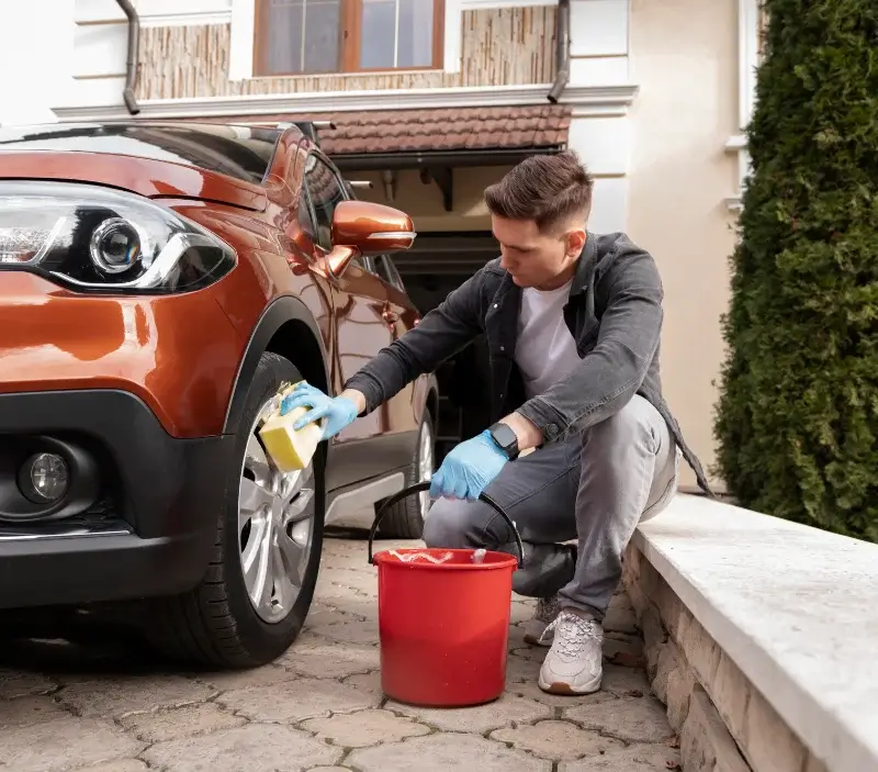 Lavage auto à domicile Sadroc : professionnel intervenant sur un véhicule
